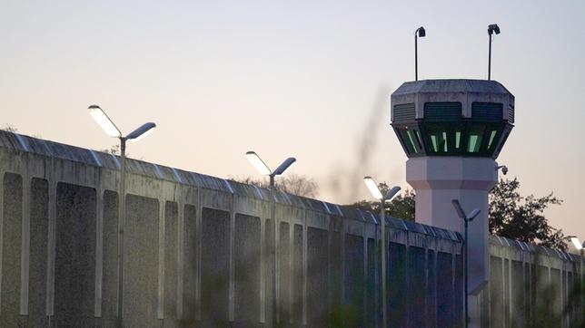 Ein Wachturm der JVA Berlin-Plötzensee. Hier sind rund 250 Gefangene eingesperrt, die nie zu einer Gefängnisstrafe verurteilt worden sind.