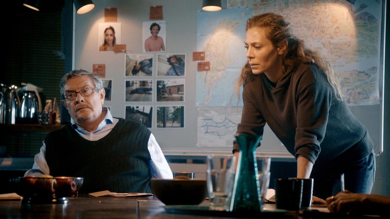 Polizeichef Hartman (Allan Svensson) schickt Maria Wern (Eva Röse) nach Stockholm, um einen Doppelmord aufzuklären.