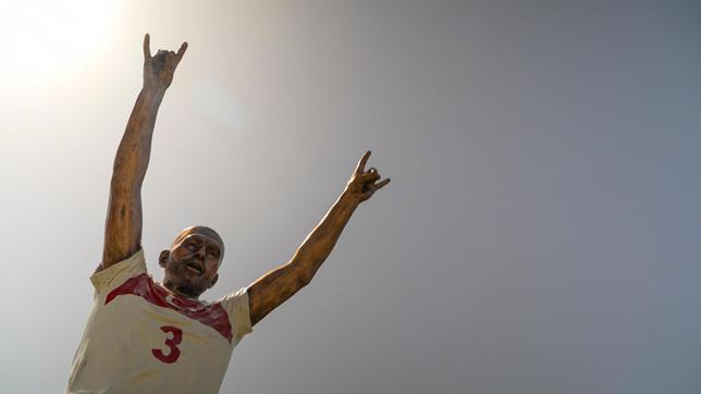 Bild: HR Eine Geste versetzt Deutschland in Aufruhr: Bei der Fußball-EM 2024 zeigt der türkische Nationalspieler Merih Demiral den rechtsextremen Wolfsgruß. In der Türkei wurde die umstrittene Szene sogar in einer Statue verewigt.