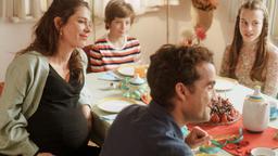 Eine glückliche Familie: Freddy (Oliver Wnuk, vorne re.), seine Frau Juliana (Meike Droste, vorne li.), Tochter Zoé (Sophie Reiling, hinten re.) und Sohn Niko (Max Günther).