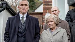 Eine unbescholtene Rentnerin im Visier der Geheimdienste: Nick Stanley (Ben Miles, li.) verteidigt seine Mutter Joan (Judi Dench).