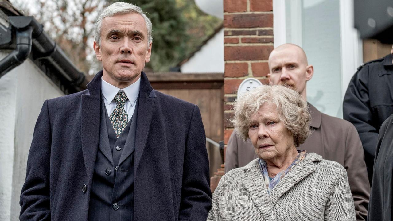 Eine unbescholtene Rentnerin im Visier der Geheimdienste: Nick Stanley (Ben Miles, li.) verteidigt seine Mutter Joan (Judi Dench).