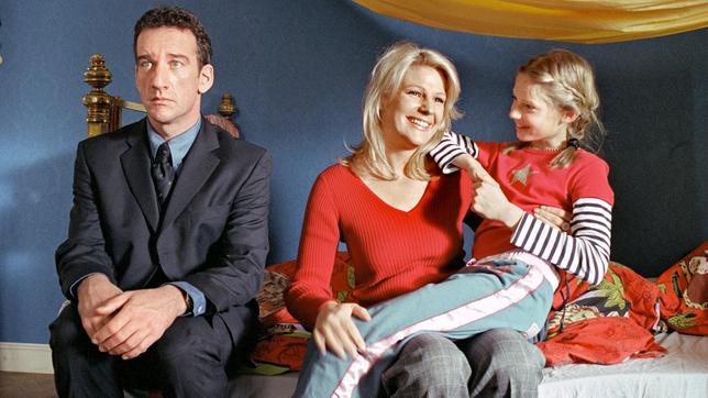 Bild: ARD Degeto/Christian A. Rieger Einfach unsichtbar: Anna (Sophie Schütt, Mitte) und Lilli (Marie Bruns) lassen sich von Max (Heio von Stetten) gar nicht stören.