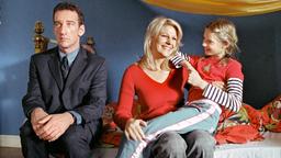 Einfach unsichtbar: Anna (Sophie Schütt, Mitte) und Lilli (Marie Bruns) lassen sich von Max (Heio von Stetten) gar nicht stören.