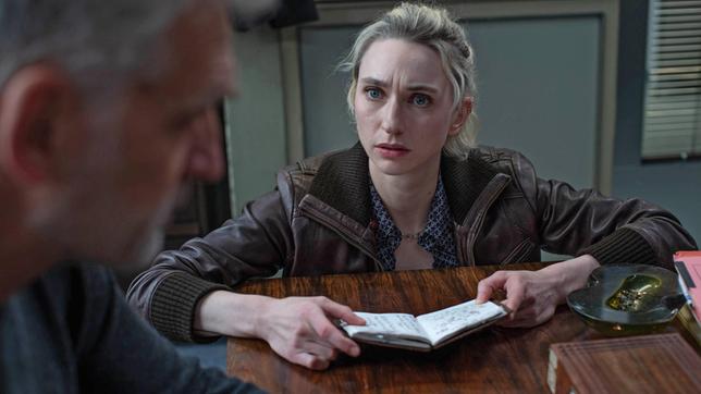 Elisa (Hannah Ehrlichmann, re.) sorgt sich um ihren Vater Philip Nabrow (Walter Sittler).