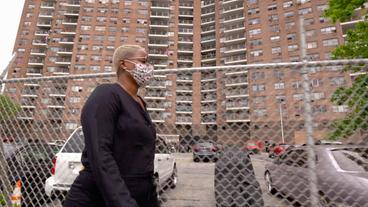 Bild: WDR Emerita Ramoon vor ihrem Haus in der Bronx – sie lebt mit ihren beiden Söhnen im 15. Stock.