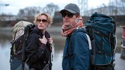 Ende der Weltreise: Anke (Sabine Waibel) und Enno (Roman Knižka) sind wieder in Hamburg.