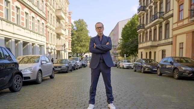 Er ist der Albtraum eines jeden Mieters: der skrupellose Immobilieninvestor. In der ARD Story „Crashkurs für Immobilienhaie“ schlüpft Schauspieler Matthias Matschke in die Rolle eines hemmungslos profitgierigen Immobilienhais.