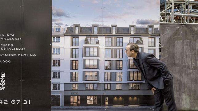 Er ist der Albtraum eines jeden Mieters: der skrupellose Immobilieninvestor. In der ARD Story „Crashkurs für Immobilienhaie“ schlüpft Schauspieler Matthias Matschke in die Rolle eines hemmungslos profitgierigen Immobilienhais.