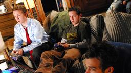 Eric (Sam Huntington), Linus (Chris Marquette, 2. v. re.) und Windows (Jay Baruchel, re.) waren einmal beste Freunde, haben sich jedoch entfremdet.