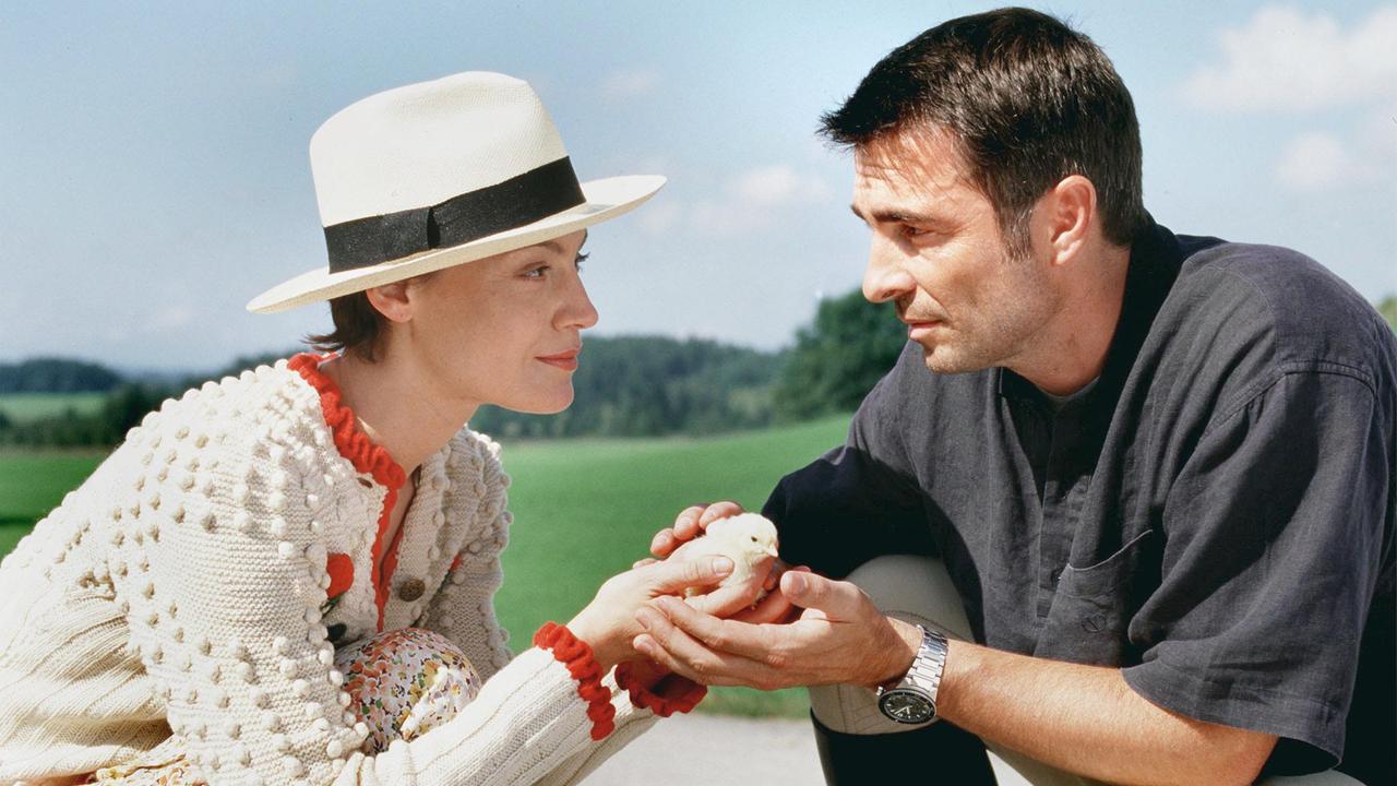 Es ist Liebe auf den ersten Blick: Malerin Ilona (Marion Mitterhammer) trifft Urlauber Florian (Stefan Gubser) auf der Straße. Die beiden versorgen ein Küken, das verloren gegangen ist.