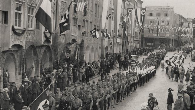 Bild: rbb/ARD/Stadtarchiv Wasserburg Es ist üblich, jeder neuen Regierung eine „Schonfrist“ von 100 Tagen zu geben, dies galt auch für den Reichskanzler Adolf Hitler. Wie rücksichtslos er jedoch diese 100 Tage für seine Ziele nutzte, davon erzählt der Film. Als Kanon zeitgenössischer Stimmen. Wie wurde aus einem zivilisierten Land, einem demokratischen Staat in nur wenigen Wochen eine brutale Diktatur? - "Tag der Arbeit" in Wasserburg, 1. Mai 1933.