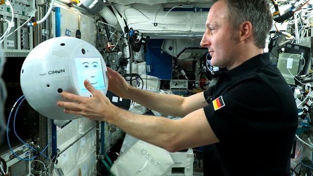 ESA-Astronaut Matthias Maurer unterhält sich mit CIMON.