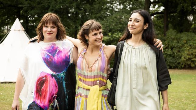 Eva (Stefanie Reinsperger), Leo (Morgane Ferru) und Bahar (Lara Chedraoui) freuen sich auf Emilys Hochzeit. v.l.n.r.