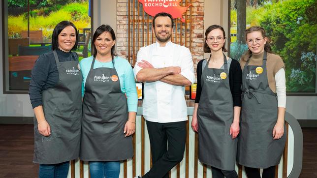 Bild: NDR/Fernsehmacher GmbH/Markus Hertrich Familie Prantl (orange) gegen Familie Fröhlich (gelb) mit Steffen Henssler (Mitte)