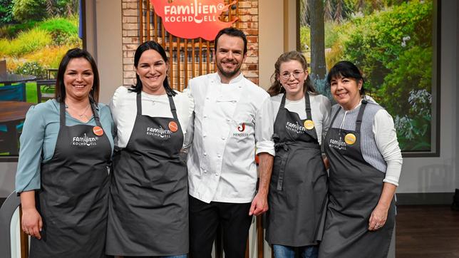 Bild: NDR/Fernsehmacher GmbH/Markus Hertrich Familie Prantl (orange) gegen Familie Fröhlich (gelb) mit Steffen Henssler (Mitte)
