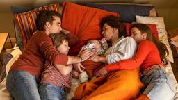 Familiennachwuchs (v. li. n. re.): Zwischen Freddy (Oliver Wnuk), Niko (Max Günther), Juliana (Meike Droste) und Zoé (Sophie Reiling) liegt nun die kleine Mila Fritzie Kleemann.