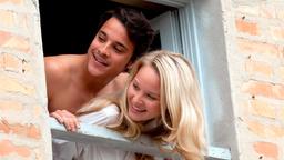 Fanny (Sonja Gerhardt) und Luca (Kostja Ullmann) haben sich in ein abgelegenes Ferienhaus zurückgezogen.