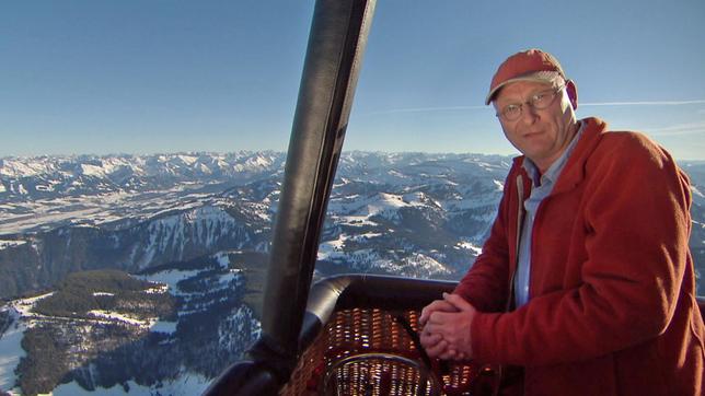 Faszinierende Ausblicke: Auch der Wetterexperte ist fasziniert vom grandiosen Panorama der Alpen aus einem Heißlufballon.