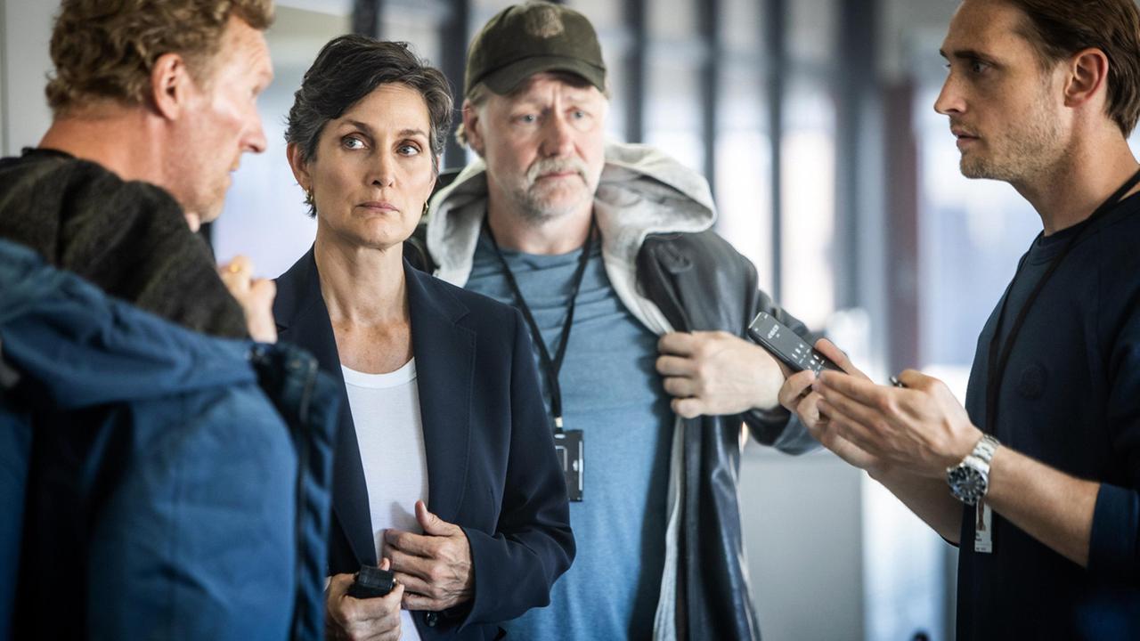 FBI-Agentin Maggie Griffin (Carrie-Anne Moss) unterstützt die Larviker Kollegen Wisting (Sven Nordin, li.), Hammer (Mads Ousdal, Mitte re.) und Fjeld (Lars Berge, re.).