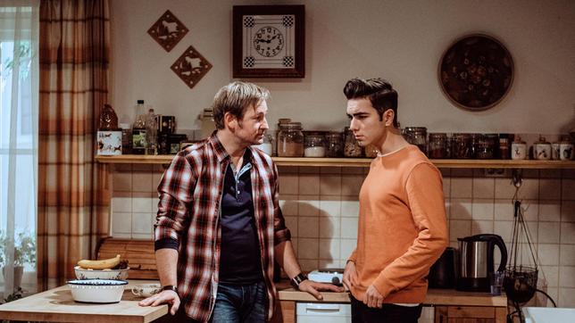 Bild: BR/Nadya Jakobs Felix gesteht Gregor seine Racheaktion. Von links: Gregor Brunner (Holger Matthias Wilhelm) und Felix Brunner (Shayan Hartmann). Weiteres Bildmaterial finden Sie unter www.br-foto.de.