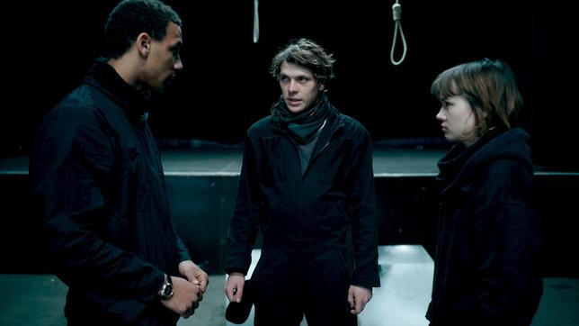 Bild: MDR/VIAFILM/Felix Abraham FELIX SYLLA (Chieloka Jairus), NIKLAS FISCHER (Joshua Hupfauer) und LUISE KOGAN (Lea Drinda) diskutieren ihren Plan um Daniel Noll zu zwingen seine Umweltsünden zuzugeben.
