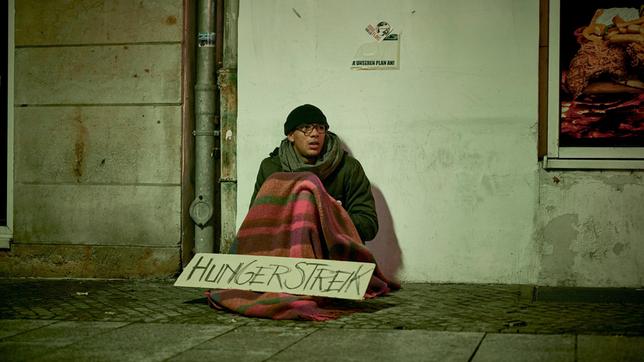 FELIX SYLLA (Chieloka Jairus) tritt in den Hungerstreik, um sich Gehör zu verschaffen.