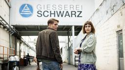 Felix (Merlin Rose) und Leo (Morgane Ferru) erinnern sich an ihre Kindheit und die Spiele auf dem Gießereigelände.