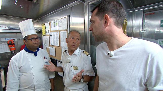 Bild: SWR Fernsehkoch Martin Baudrexel (re.) in der Bord-Küche.