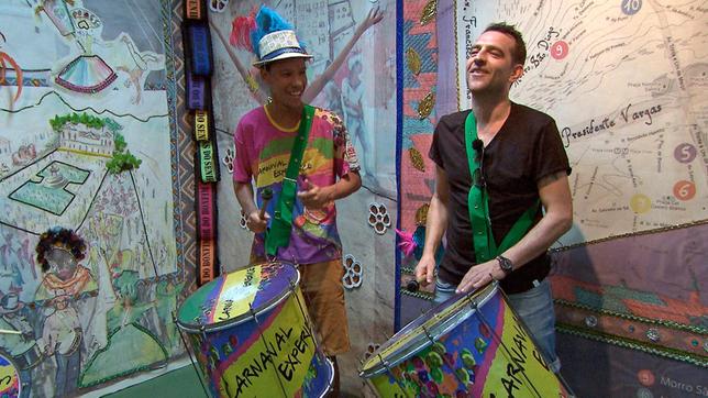 Bild: SWR Fernsehkoch Martin Baudrexel trommelt in der Samba City Rio.