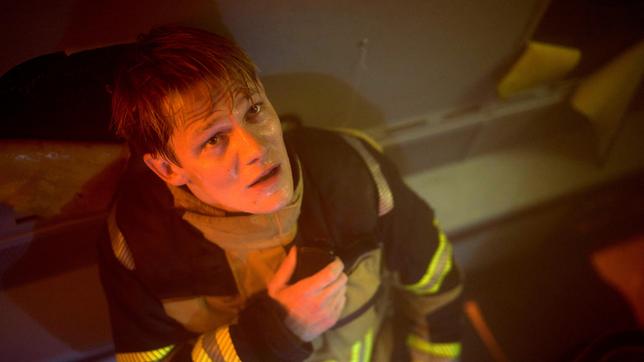 Feuerwehrmann Jesper Lohbrink (Max von der Groeben) versucht, zwei Kinder aus dem brennenden Bus zu retten.