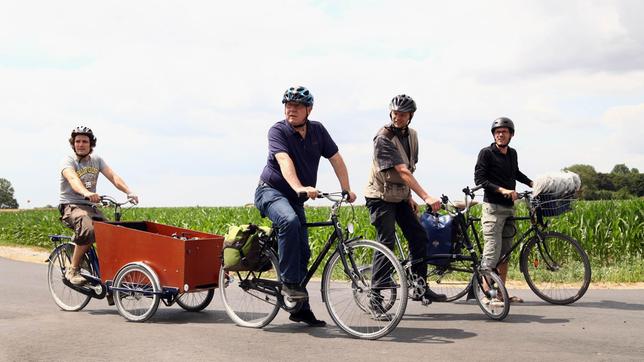 Filmemacher Armin Maiwald und sein Team haben sich aufs Fahrrad geschwungen und suchen rund ums Ruhrgebiet nach spannenden Geschichten. v.l. Rupert Scheele (Kameraassistent), Armin Maiwald, Kai von Westermann (Kamera) und Peter Torringen (Ton)