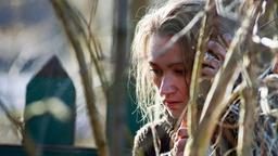 Findet Julia (Lisa Maria Potthoff) den Weg aus dem Wald?