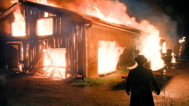 Bild: BR/ARD Degeto Film GmbH/MDR/Zeitsprung Pictures GmbH/Michael Kotschi Flammendes Inferno. Hilflos muss Curt Prank (Mišel Matičević) mit ansehen, wie die Lagerhalle des Prank-Collosseums samt Achterbahn abbrennt.