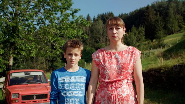 Bild: BR/Filmbüro Münchner Freiheit GmbH Flori (Leon / Lino de Greiff) und Eva (Ines Hollinger) bei Leos Abschied.