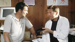 Florian (Stefan Gubser, li.) hat sich über beide Ohren verliebt, Jugendfreund Rudi (Michael Fitz) rät ihm, einfach bei ihr anzurufen.