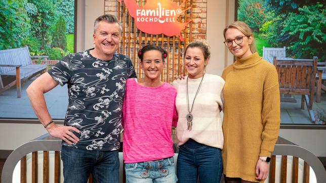 Bild: NDR/Fernsehmacher GmbH/Markus Hertrich Folge 1: Familie Golnik (Team Orange) tritt gegen Familie Gericke (Team Gelb) an.