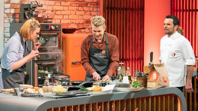Bild: NDR/Fernsehmacher GmbH/Markus Hertrich Folge 1: Familie Golnik (Team Orange) tritt gegen Familie Gericke (Team Gelb) an. Mit Steffen Henssler (rechts)