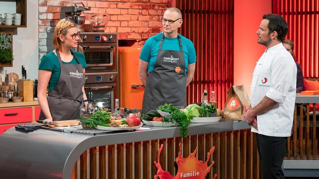 Bild: NDR/Fernsehmacher GmbH/Markus Hertrich Folge 2: Familie Golnik (Team Orange) tritt gegen Familie Gericke (Team Gelb) an. Mit Steffen Henssler (rechts)