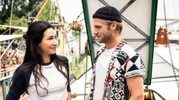 Frank (Niklas Osterloh) empfängt Arda (Yasemin Cetinkaya) auf dem Boot.