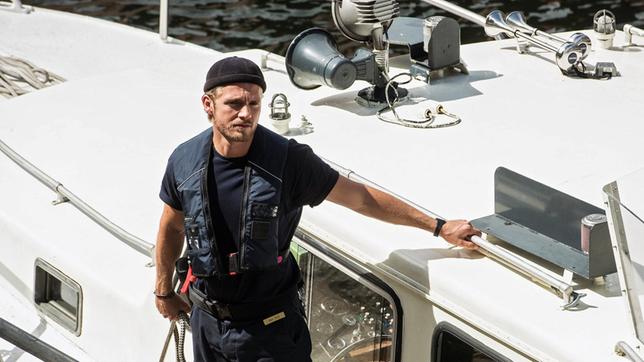 Frank van Dijk (Niklas Osterloh) macht das Polizeiboot fest.