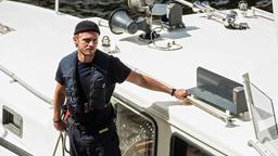 Frank van Dijk (Niklas Osterloh) macht das Polizeiboot fest.