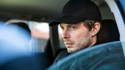 Frederick Becker (Andreas Bichler) beobachtet vom Auto aus die Praxis, in der sich seine Frau untersuchen lässt.