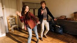 Frederike (Mia Tander) und Philipp (Ulrich Friedrich Brandhoff) hoffen mit ihrer Tanzeinlage die Vermieterin zu beeindrucken.