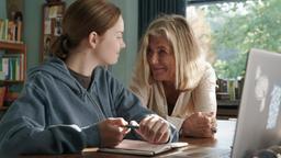 Freundschaft kennt keine Altersbarriere: Rosalie (Jutta Speidel, re.) und Karla (Paula Hartmann) freunden sich an.