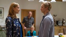 Frieda Richthofen (Alma Leiberg) spricht mit ihrem Sohn David (Nico Liersch), während ihr Ex-Mann Alexander (Johann von Bülow) und die gemeinsame Tochter Emilia (Annika Schikarski) dem Gespräch zuhören.