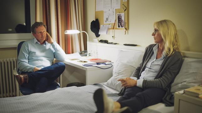 Eckart von Hirschhausen im Gespräch mit Anita Schedel, die in der ersten Infektionswelle ihren Mann verloren hat und selbst unter den Symptomen von Long Covid leidet.