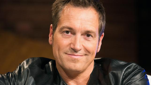 Bild: rbb/Thomas Ernst Für einen satirischen Blick auf das Thema "Gerechtigkeit" sorgt der Kabarettist Dieter Nuhr am Donnerstag, 15. November um 22.45 Uhr im Ersten. In "Nuhr gerecht" stellt er fest: Alles im Leben ist ungerecht verteilt und alle fühlen sich ungerecht behandelt. Am Ende ist nur die gefühlte Ungerechtigkeit gerecht verteilt. Überraschend und vor allem sehr komisch fragt sich Dieter Nuhr: "Was ist gerecht?"