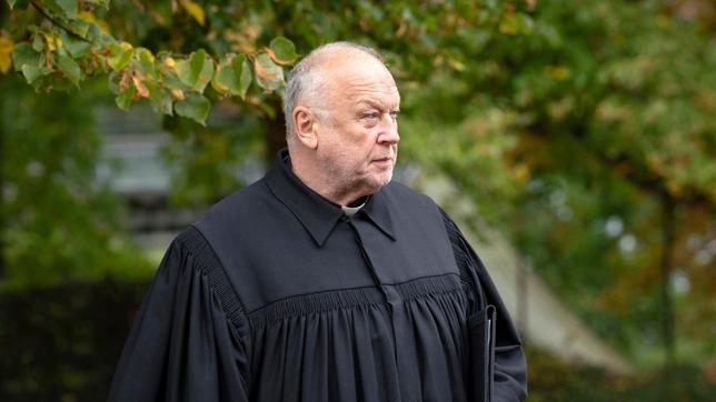 Bild: ARD Degeto/Georges Pauly Für Pfarrer Ernst Wittig (Thomas Thieme) ist die Beisetzung von Wolf-Dieter Meurer ein schwerer Tag.