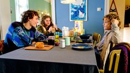 Für Tim (Jonathan Lade), Paula (Lydia Maria Makrides) und Thorben (Leo Perez-Kallscheuer) ist klar: Mama braucht einen "Neuen".